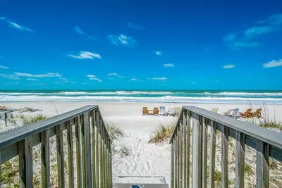 Image de Magnifique condo sur la plage si proche de la plage et de la baie - Piscine - Très bien situé!