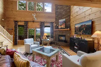 Image de 4br \/ 3. Maison en bois rond 5ba avec bain Ă remous, table de billard, foyer et vue sur la montagne