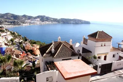 Image de maison dominant la baie de la Herradura, grand confort, proche plages, vue splendide
