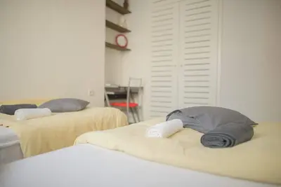 Image de Maison familiale, endroit calme, cour avant, stationnement gratuit, près du vieux pont.