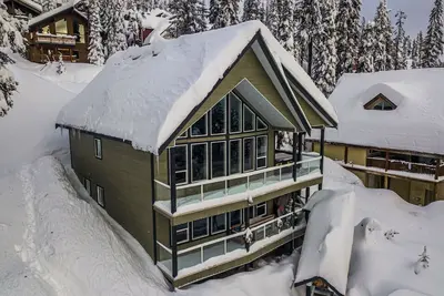 Image de Le \"Howling Wolf\" est un chalet de ski confortable avec bain à remous privé sur le pont. Ski in / out.