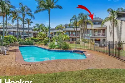Image de Emplacement en bord de mer incroyable, piscine, plage, vue sur l'eau, jardins tropicaux
