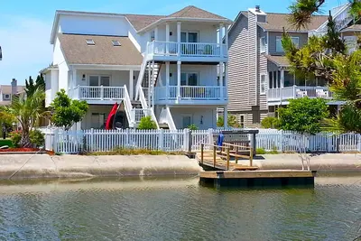 Image de Accueil 4bd Canal avant avec un ascenseur, dock, cour arrière clôturée, 2 suites de maître