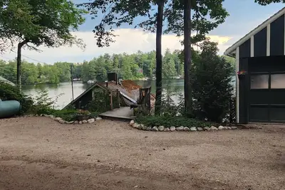 Image de Charmant chalet au bord de l'eau sur le grand lac est intact
