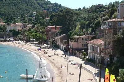 Image de Maison mitoyenne 90m2 plage et restaurant 2mn Ă pied climatisation calme, jardin
