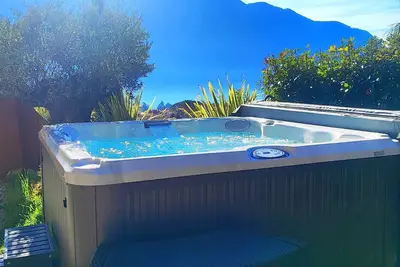 Image de Magic Garden-Pool & Jacuzzi et vue imprenable sur le lac de CĂ´me