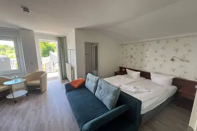 Image de 1) Chambre double avec terrasse et vue mer vers le port - vue ferry