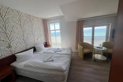 Image de 2) Chambre double avec terrasse et vue mer panoramique - vue ferry