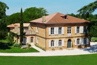 Image de Séjournez dans ce château impeccablement rénové offrant une vue imprenable