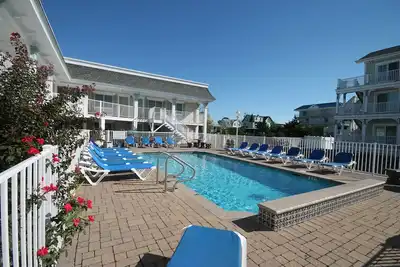 Image de Juste À Travers La Rue De La Plage! ! ! Stationnez Votre Voiture Et Marchez! Comptoirs en granit et appareils en acier inoxydable. Piscine creusée dans la propriété.