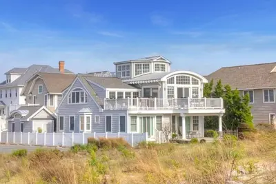 Image de This extremely, rare beachfront rental is located in desirable Stone Harbor and boasts unobstructed 180 degree ocean views while still being within walking distance to town. No detail was overlooked during the design process of this Olivieri, Shousky