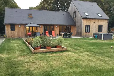 Image de Maison à ossature de bois moderne spacieuse dans un quartier calme à proximité des plages