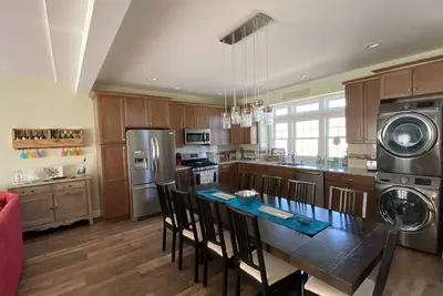 Image de Incroyable 4 chambres 3 salles de bain complètes avec salle bonus 1 pâté de maisons de la plage privée
