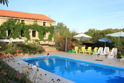 Image de Belle ferme en pierre orientée plein sud avec vue sur ses patios et son joli jardin