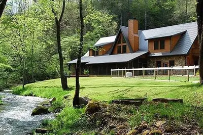 Image de Luxury Creekside Lodge avec bain à remous et salle de jeux, idéal pour les grands groupes!