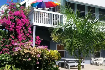 Image de Sealofts37 Niché dans un calme jardin tropical avec vue sur la piscine