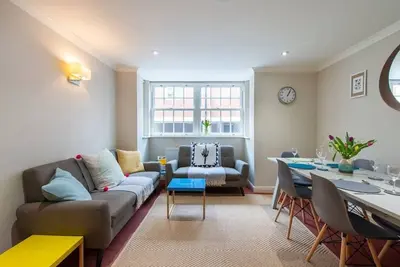 Image de Maison moderne mews calme, centre de la ville, 6 couchages