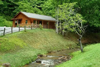 Image de Cabane en rondins avec porche couvert Creekside et bain Ă remous Outdor!