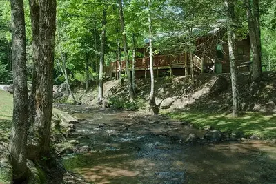 Image de Creekside Cabin avec porche couvert Ă seulement 3 miles du centre-ville de Bryson City!