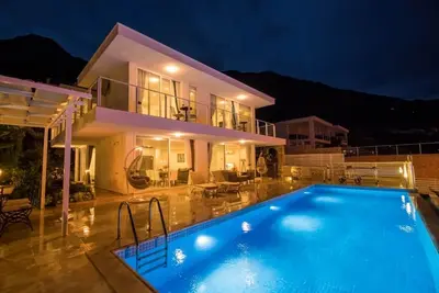 Image de Spacieuse villa moderne de 4 chambres, plus une piscine privée avec option de chauffage