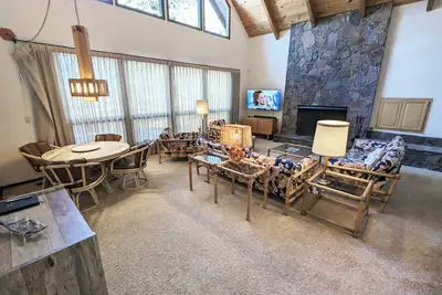 Image de 3 chambres plus un loft massif avec lits jumeaux et canapés-lits avec vue sur la rivière