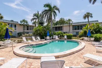 Image de Spacieux Bay Front 2/2 Condo avec piscine près de Manatee Beach Shopping & Dining
