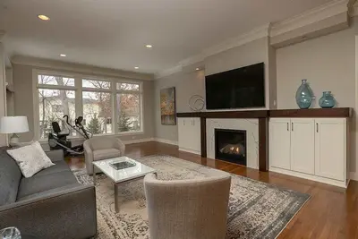 Image de Maison de ville meublée près de la clinique Mayo!