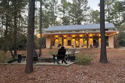 Image de Chalet haut de gamme à 90 minutes au nord de Houston.