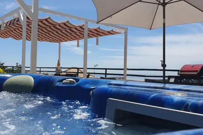 Penthouse de luxe avec bain à remous et vue imprenable sur la mer \/ montagne