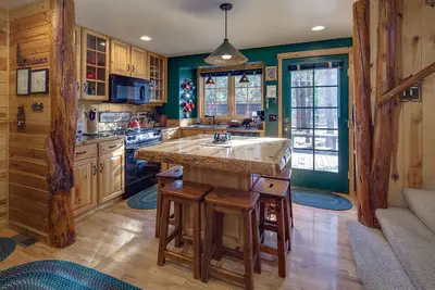 Image de Warm Cabin Feel, Private Hot Tub, Sauna and a Pool Table! - Diamond Peak 2
