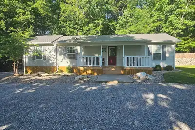 Image de Lake House avec vue sur l'eau assis sur 3 1\/2 acres
