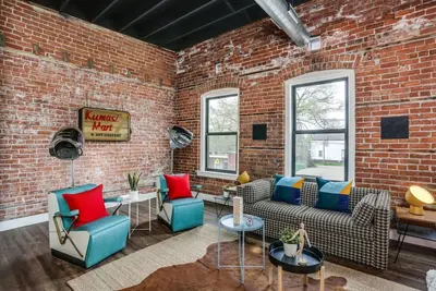 Image de Superbe énorme Loft Vintage 4 Bdrm / 2bath à quelques minutes du centre-ville!
