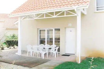 Image de Appartement dans une maison de vacances avec Wifi, piscine, Tv, terrasse, animaux admis, parking