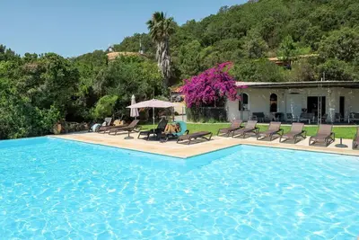 Image de Joli appartement dans une maison de vacances avec Wifi, piscine, climatisation, Tv, patio, parking