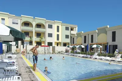 Image de Appartement dans une maison de vacances avec piscine, climatisation, Wifi, Tv, terrasse, parking