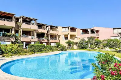 Confortable appartement avec climatisation, piscine, Wifi, terrasse, animaux admis et parking