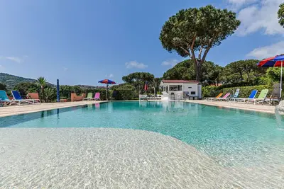 Confortable appartement pour 3 personnes avec Wifi, climatisation, piscine, terrasse et parking