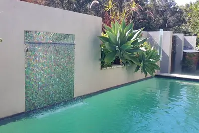 Image de Luxury Creekfront Home With Private Pool & Courtyard