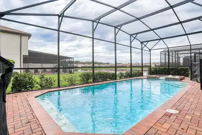 Image de Chien et piscine privée et spa, salle de jeux et chambres à thème!