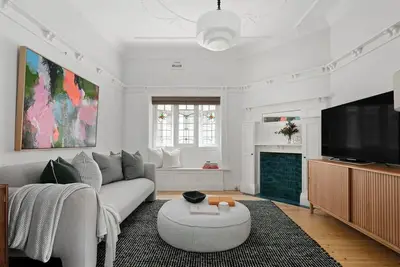 Image de Light filled designer sanctuary in a thriving village enclave