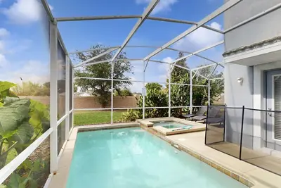 Image de Maison orientée plein sud avec piscine privée / spa et rivière paresseuse, bain à remous et salle de gym!