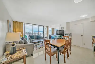 Image de Block to Beach! Koko Resorts at the Waikiki Banyan 35th Floor Pool View, Free parking & Wifi