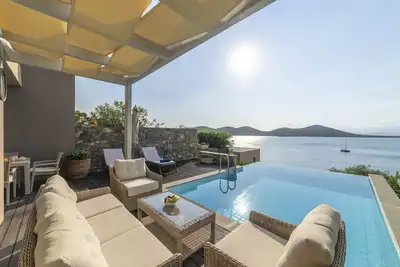 Image de Villa Elena, à seulement 50m de la mer, vue imprenable sur la mer de la baie d'Elounda