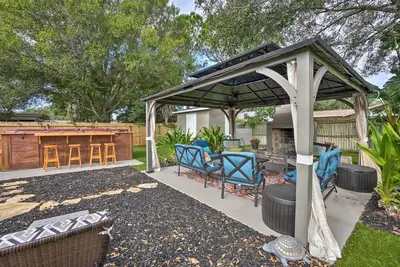 Image de Nouveau! Beachy Palm Harbor Home w \/ Swim Spa & Gazebo!