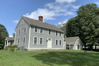 Image de Maison historique spacieuse de 1700 sur 3 acres privés dans la région de Mystic Ct