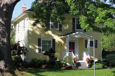Image de A 4 Bedroom Vacation Rental with Heated Pool in Old Town Niagara on the Lake.