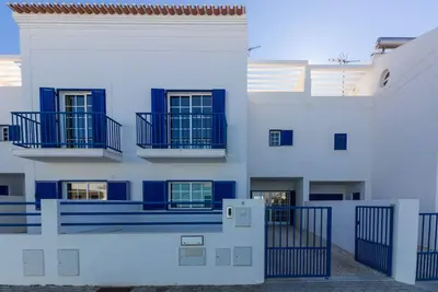 Image de Villa de 3 chambres sur la 1ère ligne de plage et Wi-Fi by AlgarveManta (8v3)