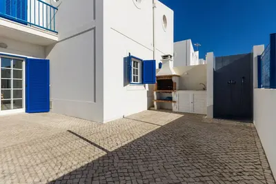Image de Villa de 3 chambres sur la 1ère ligne de plage et Wi-Fi by AlgarveManta (14v3)