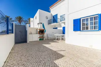 Image de Villa de 3 chambres sur la 1ère ligne de plage et Wi-Fi by AlgarveManta (21v3)