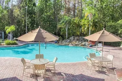 Image de Tropical Kissimmee Resort avec piscine à cascade, bar tiki, jacuzzi dans la chambre